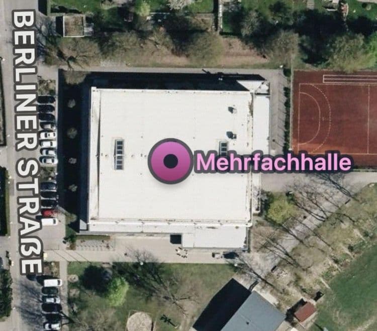Errichtung von PV-Anlagen auf den Dächern städtischer Gebäude | Mehrfachturnhalle in der Berliner Straße